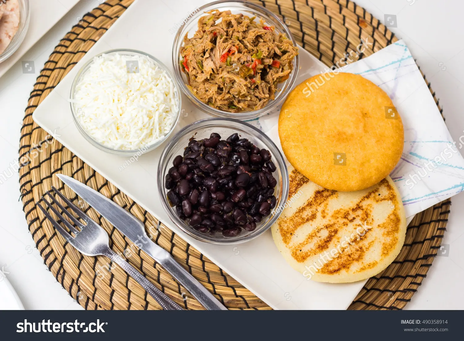 Arepa con Cerdo, Champiñones y Salsa de Aguacate (Arepa with Pork, Mushrooms, and Avocado Sauce)