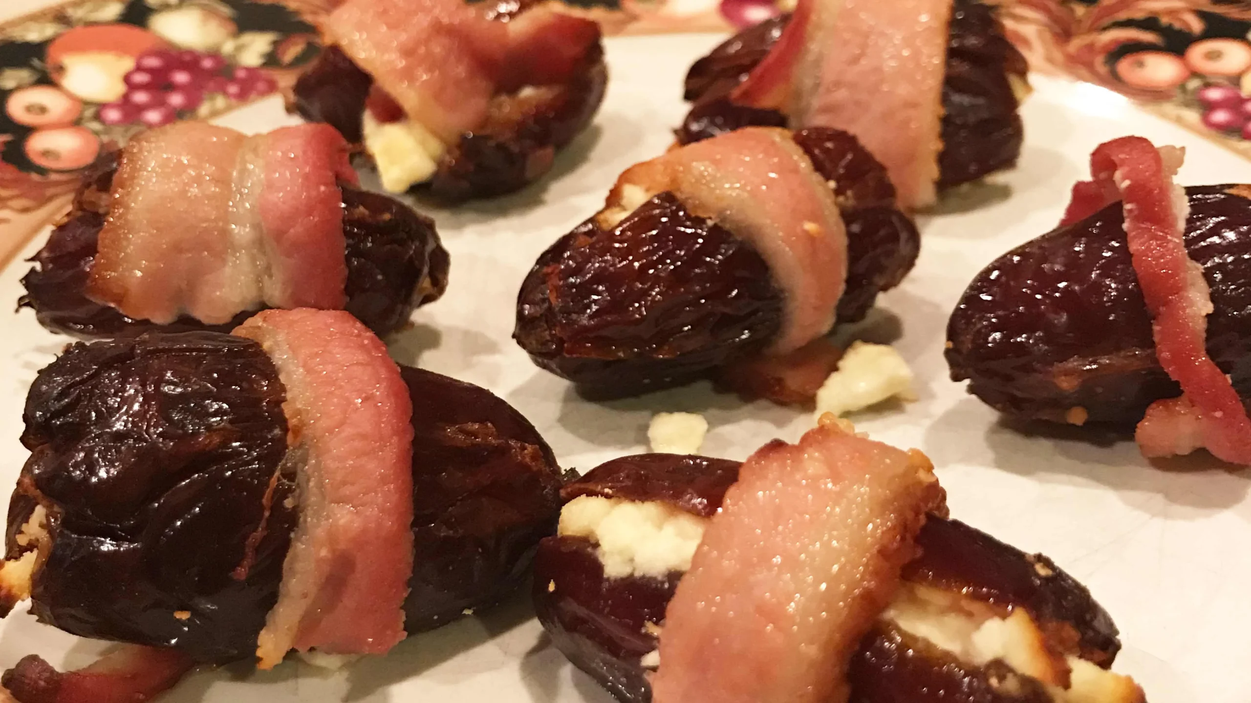 Bacon Wrapped Dates Stuffed with Feta (Τυλιχτοί Χουρμάδες Σε Μπέικον)