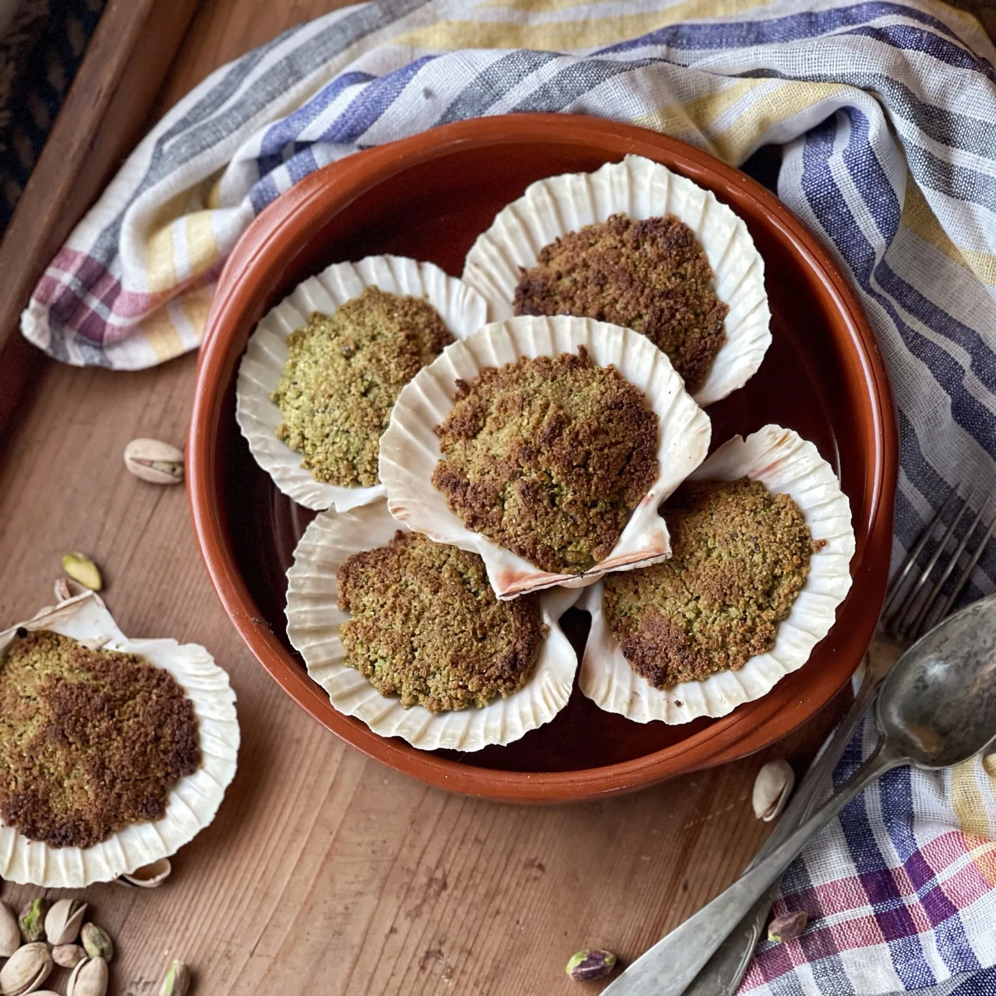 Capesanta al Pistacchio su Emulsione di Rape all'Aceto di Vino Bianco