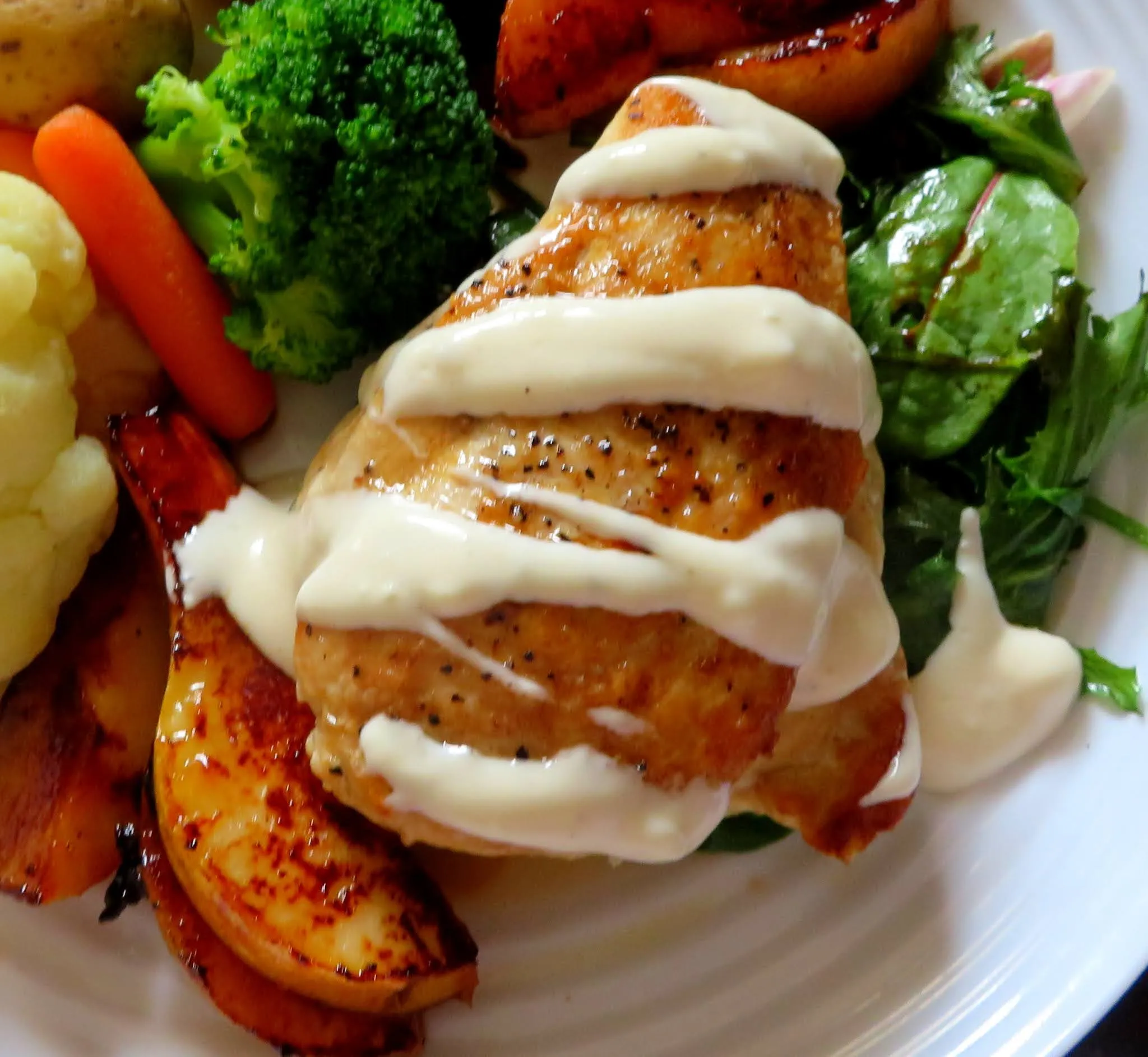 Chicken with Baby Greens, Pears & Blue Cheese