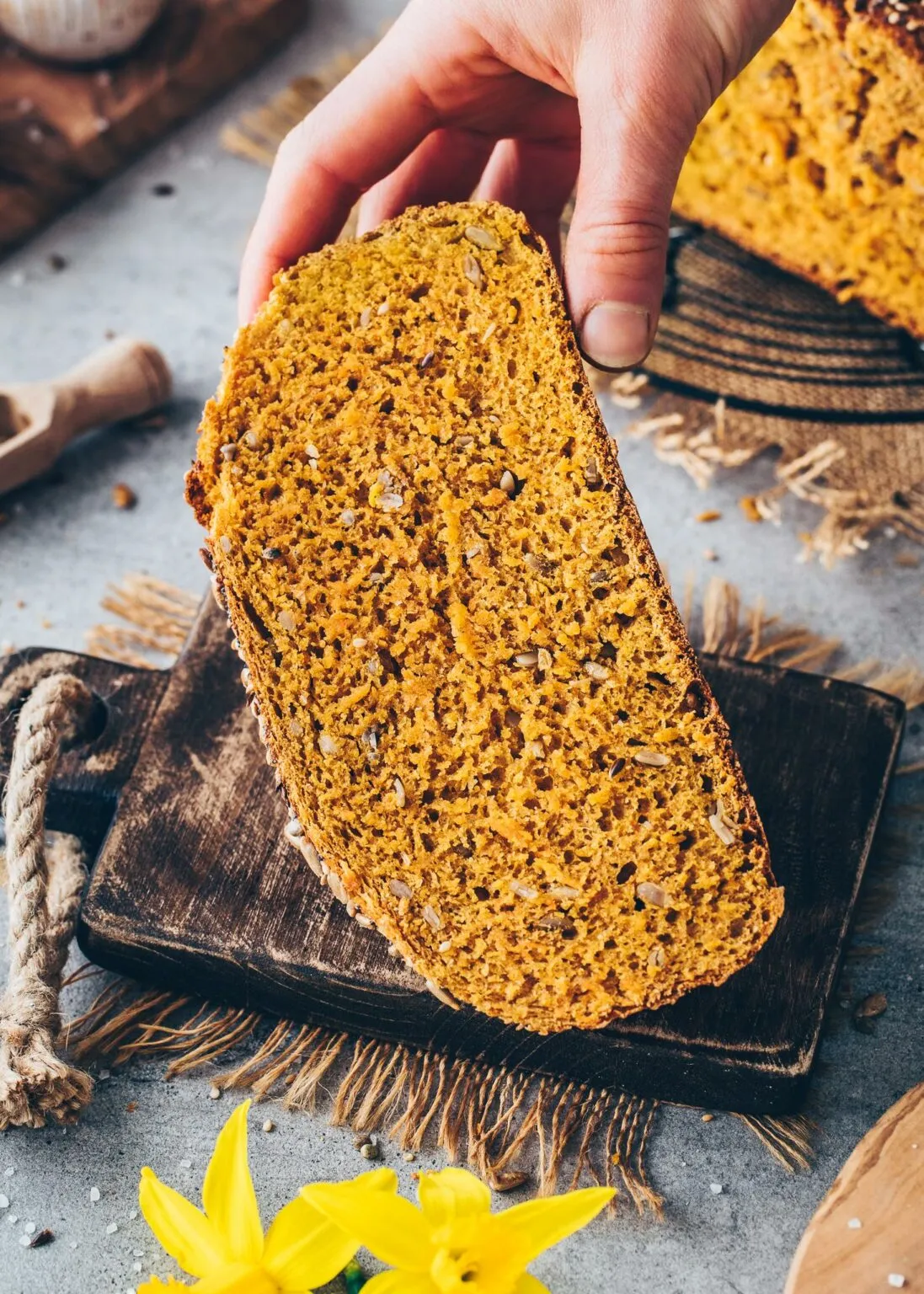 Dinkelbrot mit Karotten und Kernen