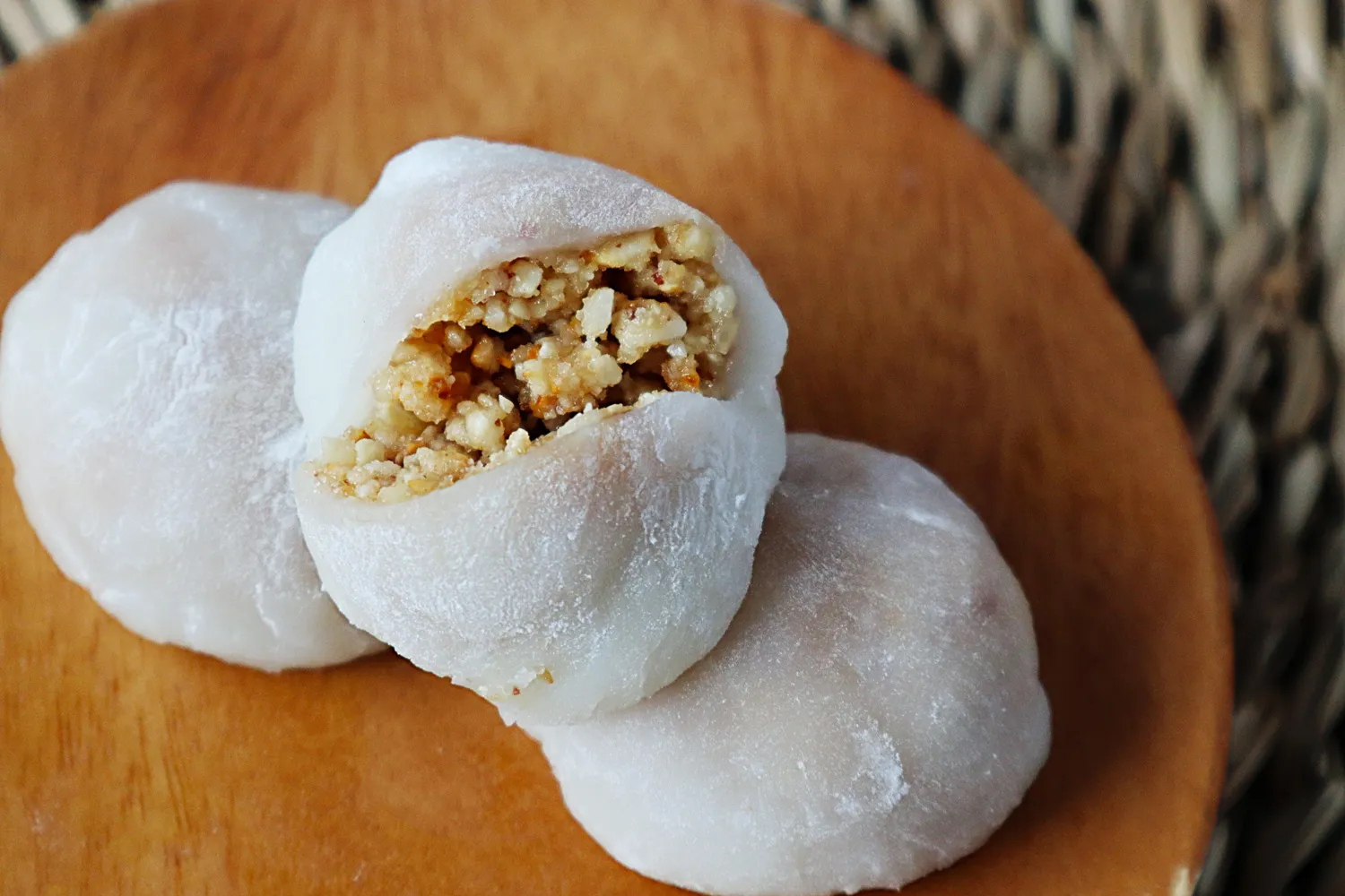 Glutinous Rice Ball with Crushed Peanuts