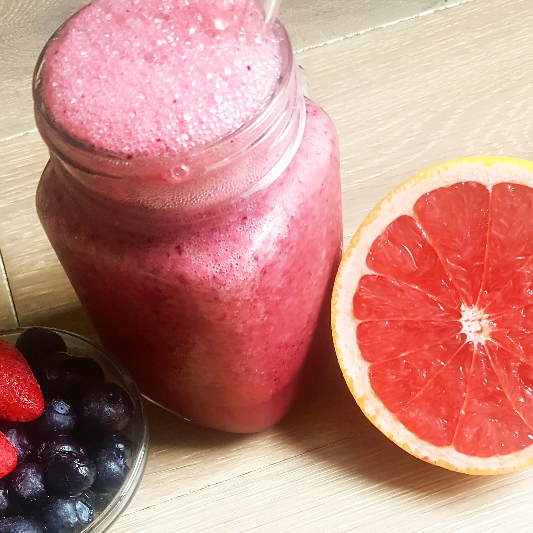 Grapefruit Strawberry Spinach Detox Smoothie Vegan