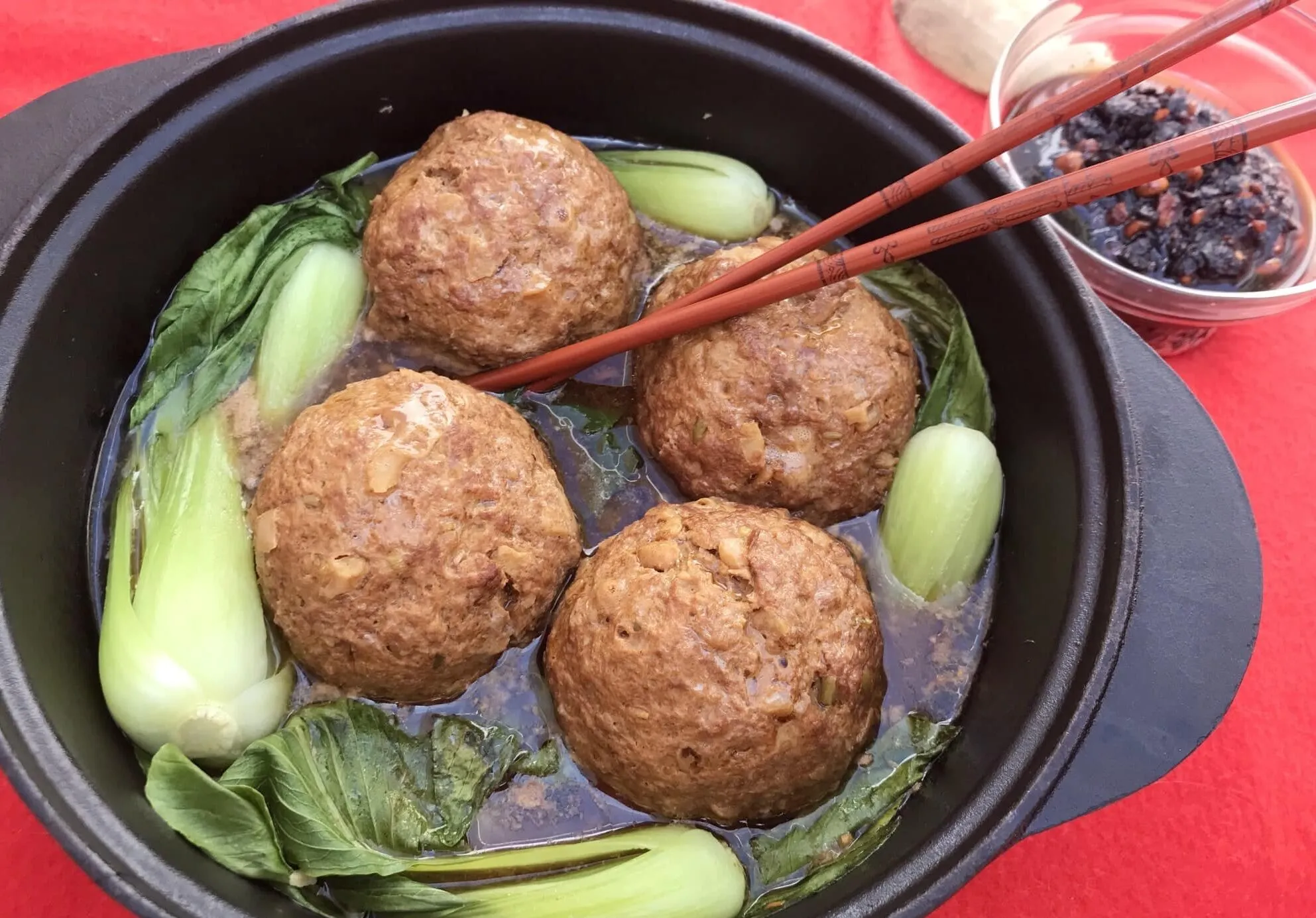 Lion's Head Meatballs in Claypot