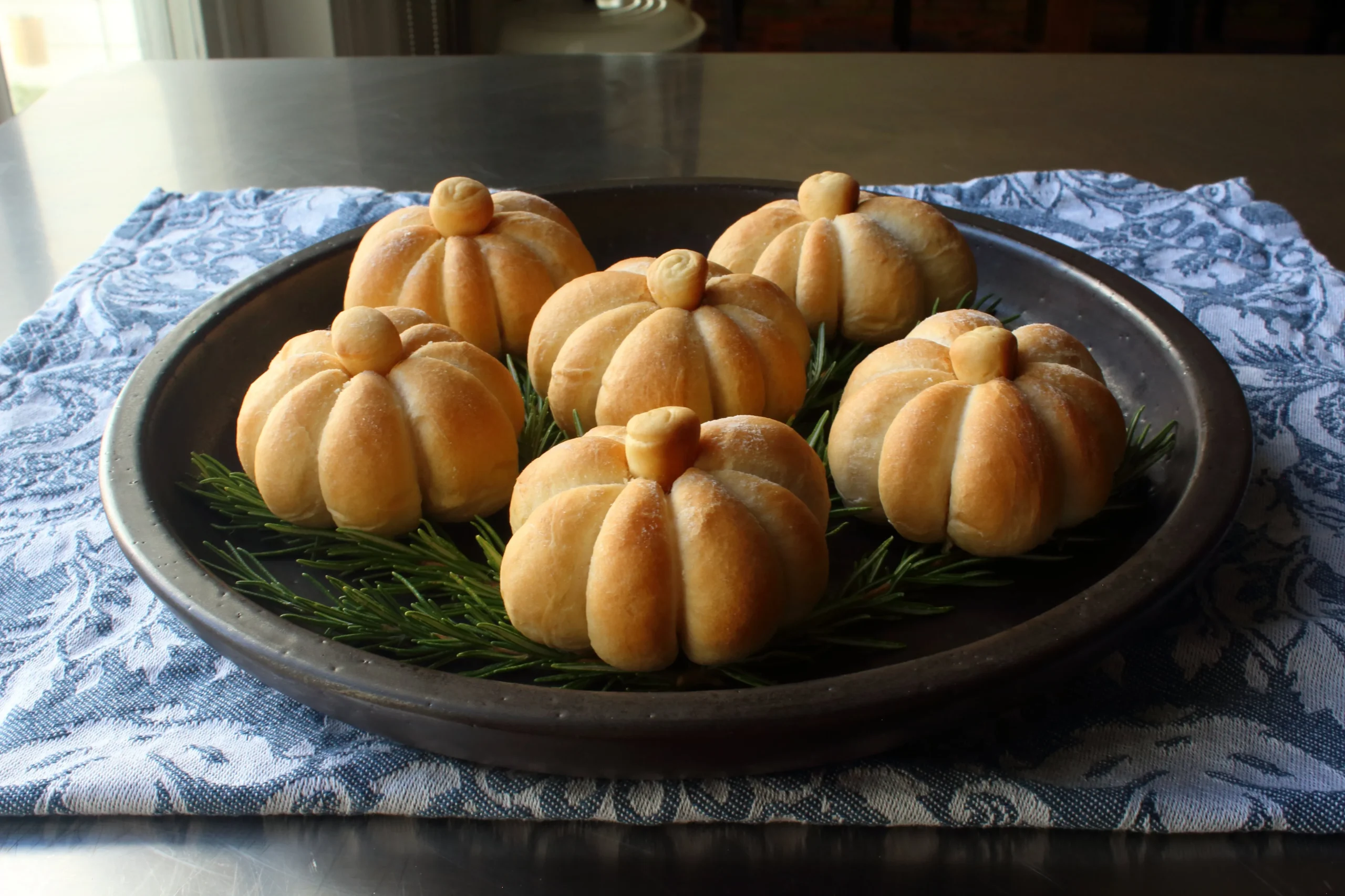 Pumpkin Dinner Rolls Shaped Like a Pumpkin