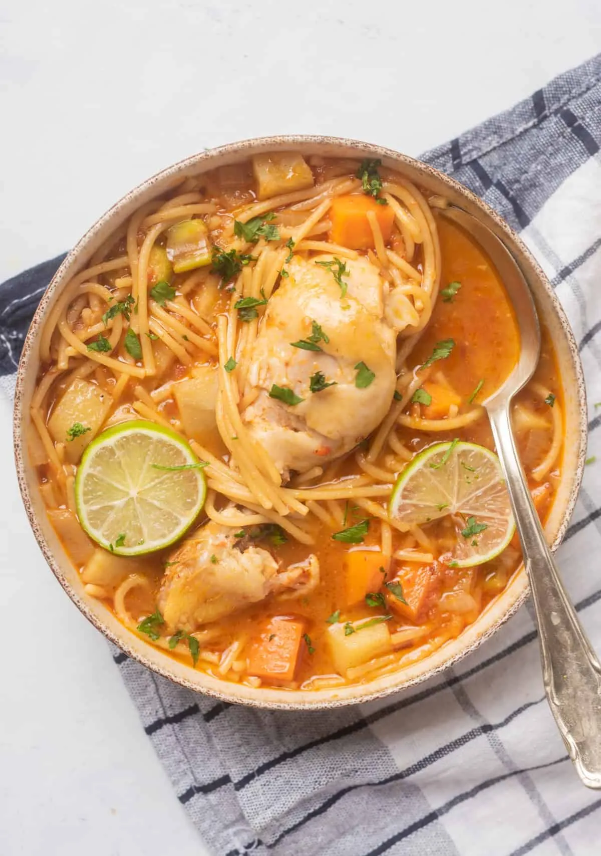 Sopa de Fideo Verde con Pollo
