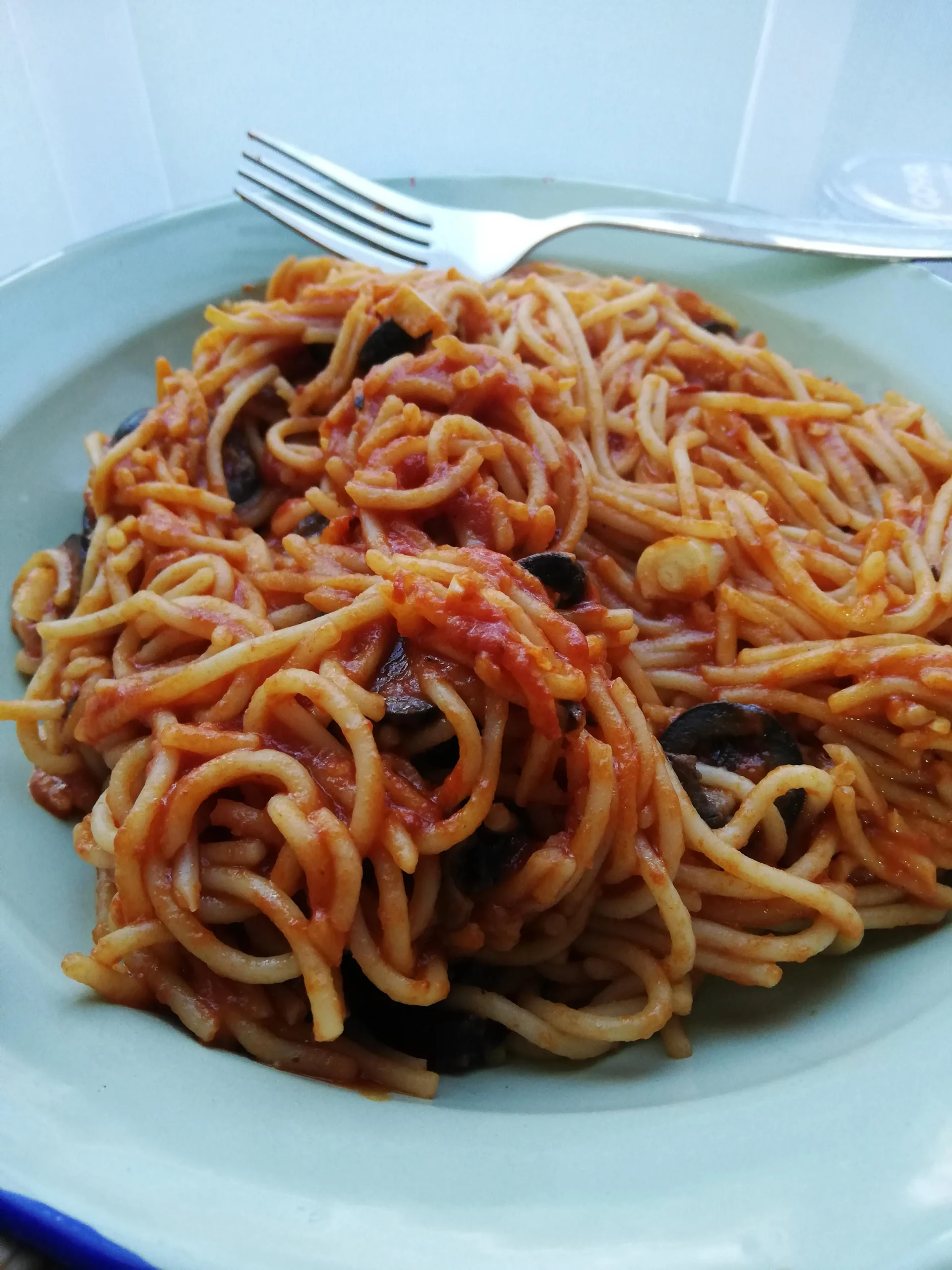 Spaghetti with Tomatoes, Black Olives, and Blue Cheese