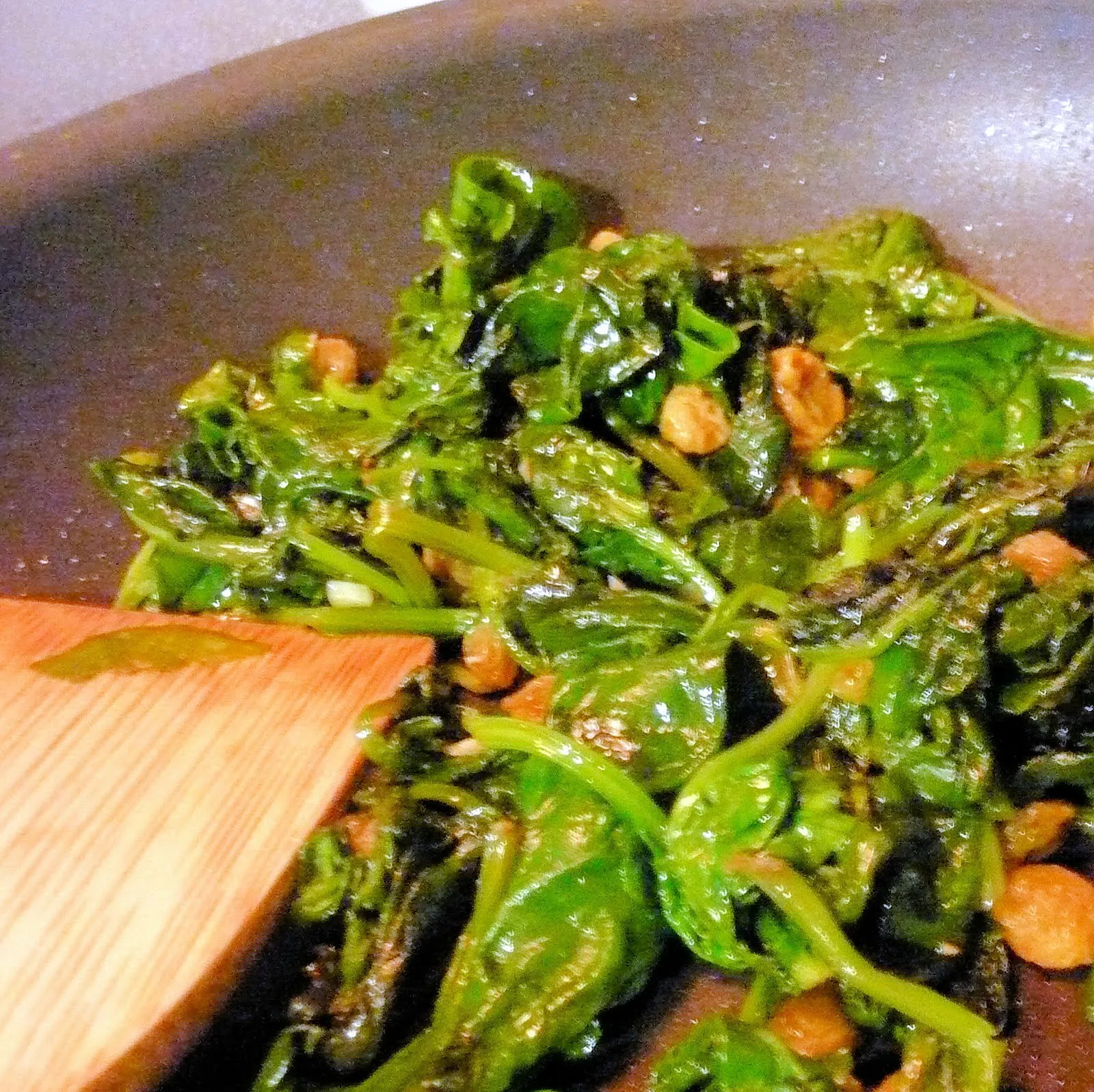 Wilted Spinach with Raisins and Pine Nuts