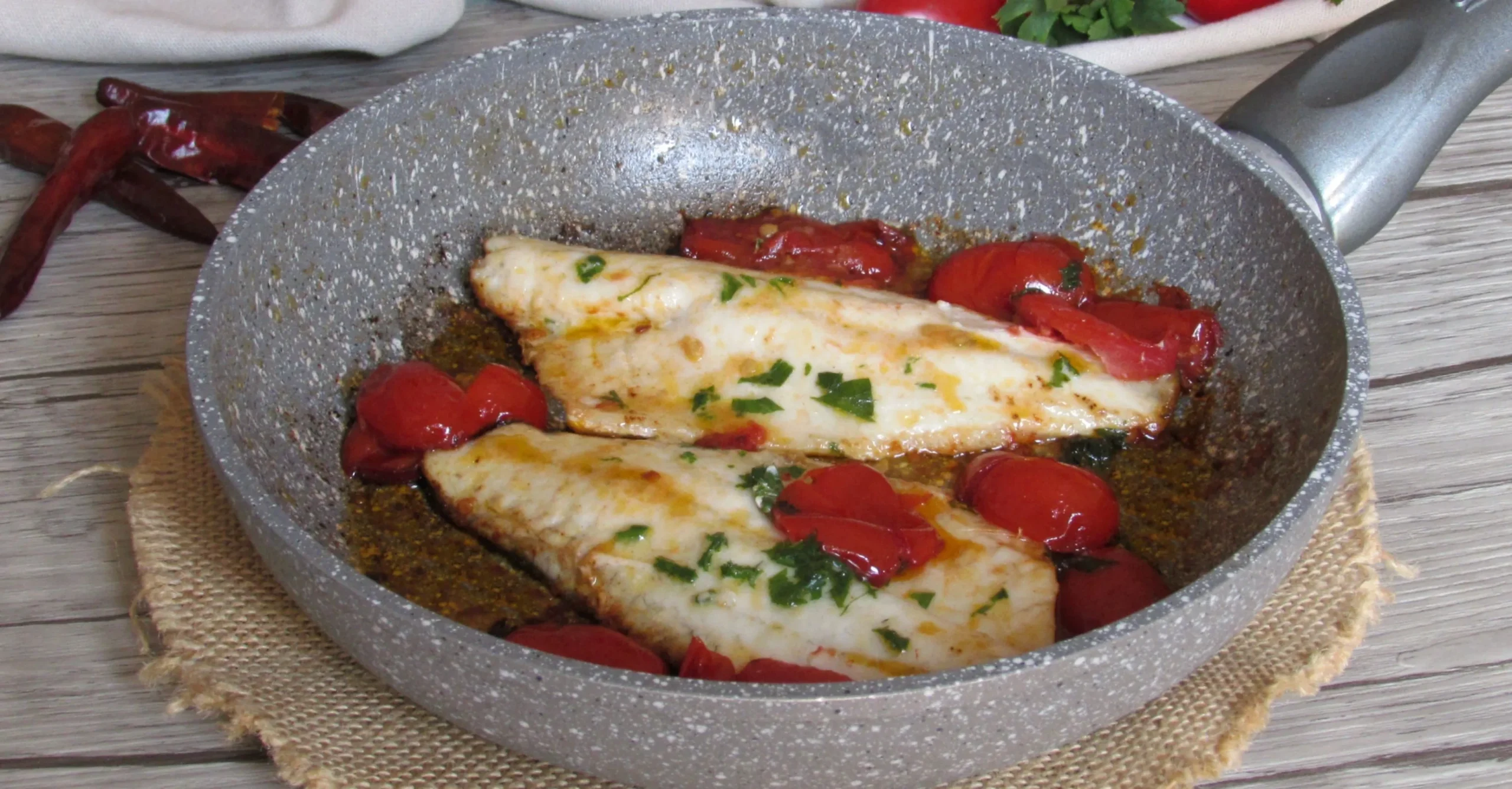 filetti di pesce in padella con porri e peperoni halibut fi