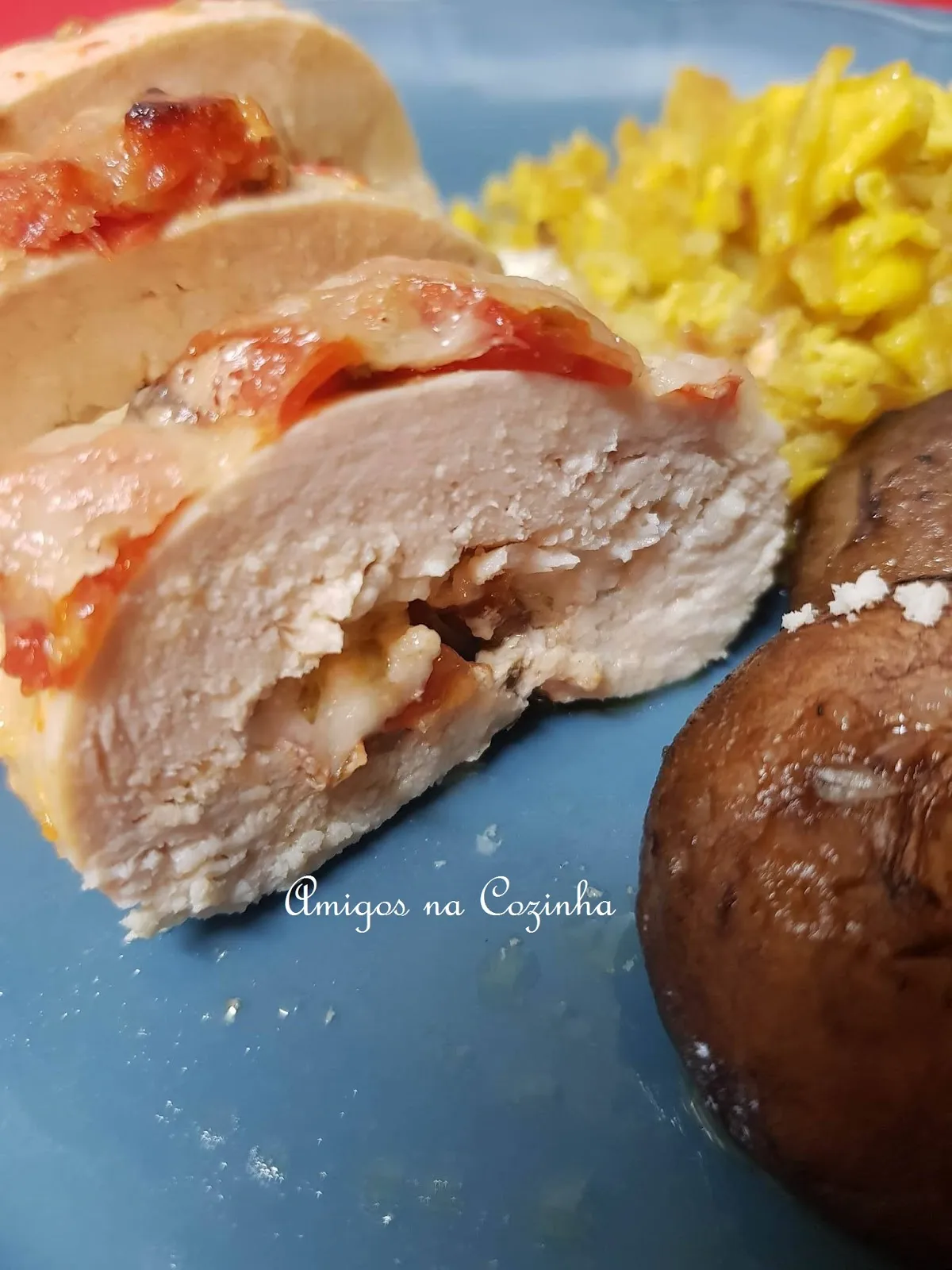 peito de frango no forno com presunto tomate e manjerico