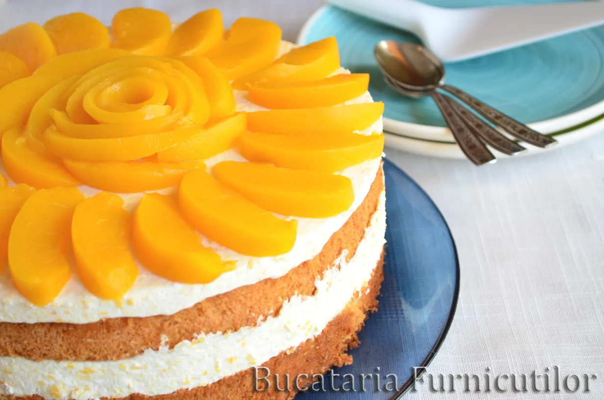 tort cu mousse de iaurt zmeura si piersici